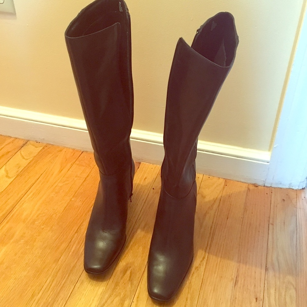 Black heeled boots
